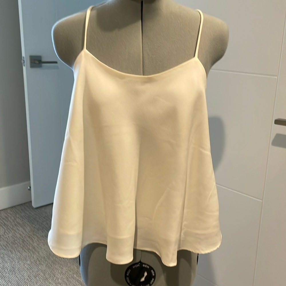 🎀 Cream flowy tank